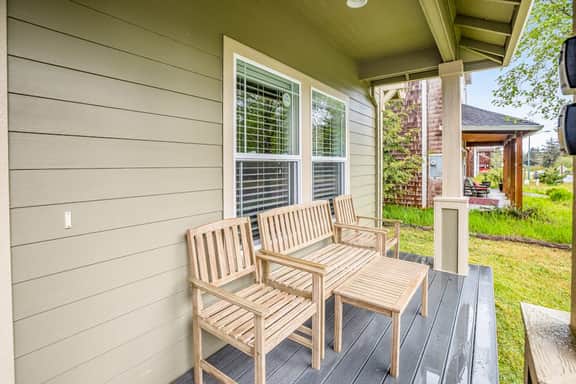 Cozy coastal retreat with deck grill firepit and WiFi walk to beach