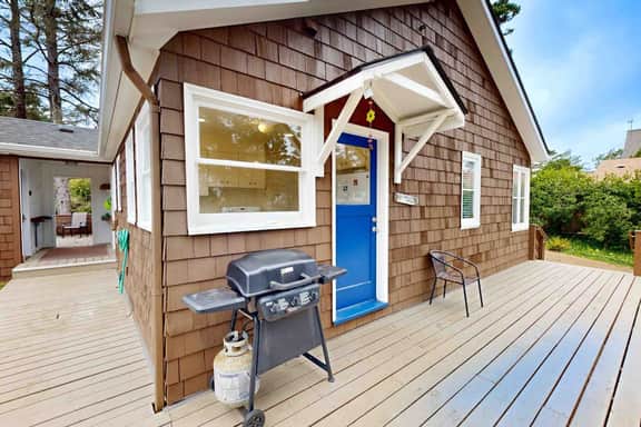 Cozy Coastal Cottage - Image 4