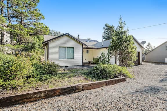 Cozy Home with Wood Stove WiFi Gas Grill and Large Deck Walk to Beach - Image 3