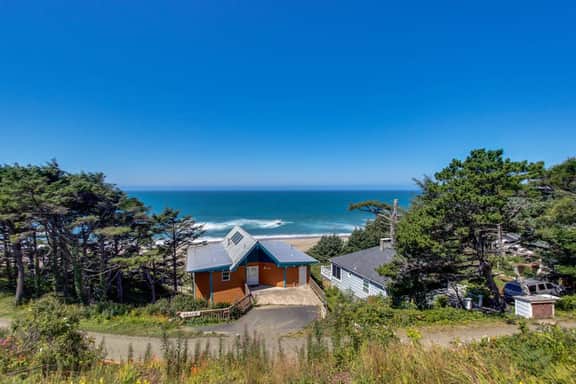 Ocean Views and Pure Luxury Await Dog Friendly Home with WiFi