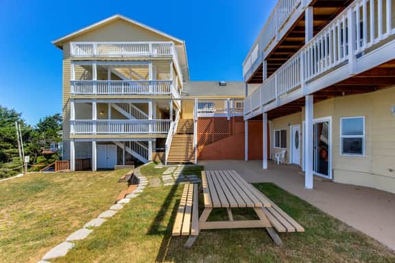 Ocean Views and Pure Luxury Await Dog Friendly Home with WiFi - Image 3