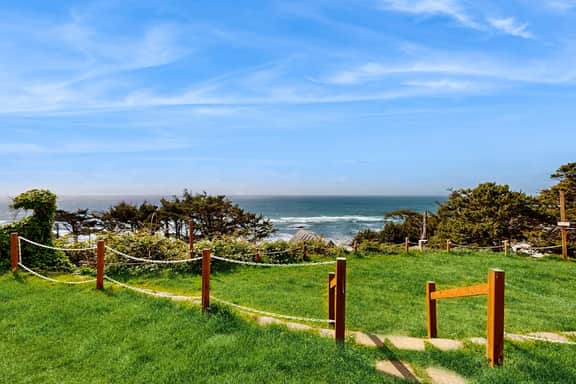 Ocean Views and Pure Luxury Await Dog Friendly Home with WiFi - Image 4