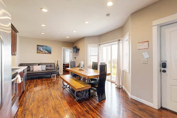 Ocean Views and Pure Luxury Await Dog Friendly Home with WiFi - Image 5