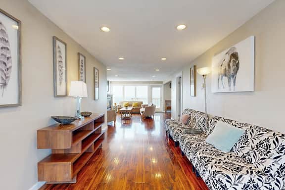 Luxurious and Spacious Renovated Condo with Gorgeous Ocean Views Dogs OK