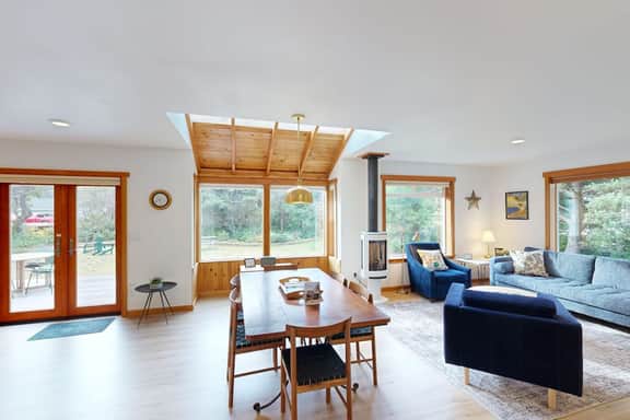 Dog friendly home close to the beach with patio BBQ and WiFi