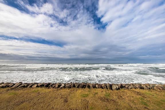 Charming oceanfront studio with easy beach access and stunning ocean views - Image 4