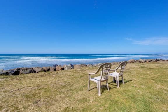 Charming oceanfront studio with easy beach access and stunning ocean views