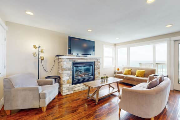 Enormous Renovated Home with Ocean Views and Easy Beach Access Dogs OK
