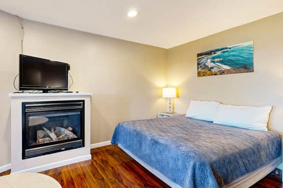 Dog Friendly Studio with Private Balcony Miles of Beach just Steps Away