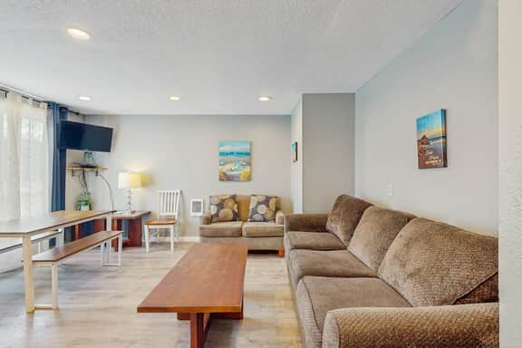 Dog Friendly Room with Kitchen Located Near the Beach and Downtown