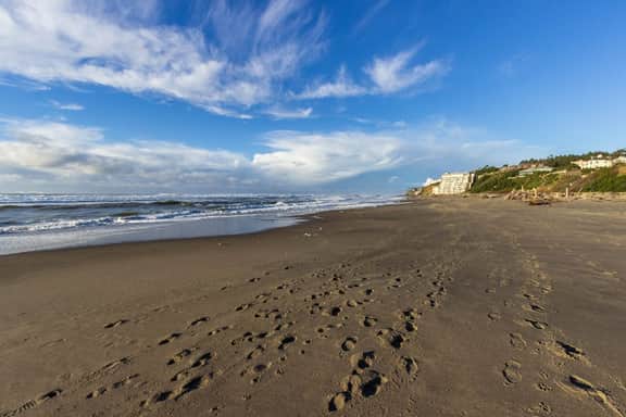 Modern Condo with Peekaboo Ocean Views Nearby Beach Access Dogs OK