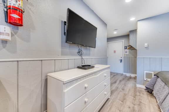 Dog Friendly Room with Full Kitchen Walk to the Beach and Downtown