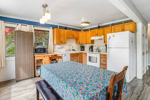 Dog Friendly Home with Private Hot Tub and Game Room Near the Beach and Nedonna Lake