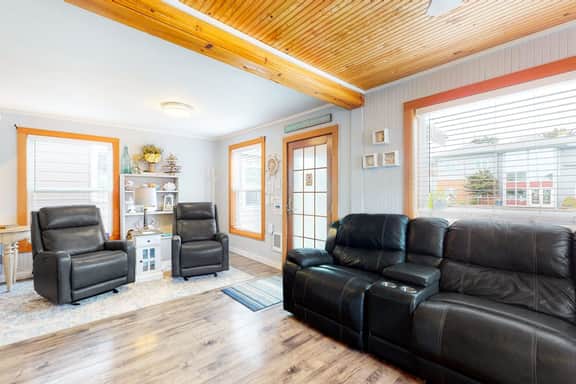 Dog Friendly Cottage with Private Hot Tub Close to Beach and Downtown