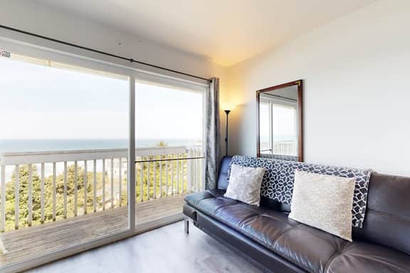 Dog Friendly Studio with Ocean Views WiFi Short Walk to the Beach
