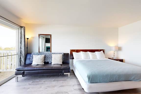Dog Friendly Studio with Ocean Views WiFi Short Walk to the Beach