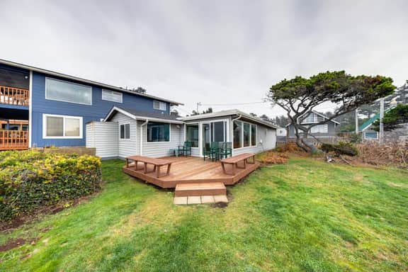 Dog Friendly Oceanfront Home with Easy Beach Access, Large Deck & Walk to Park - Image 4