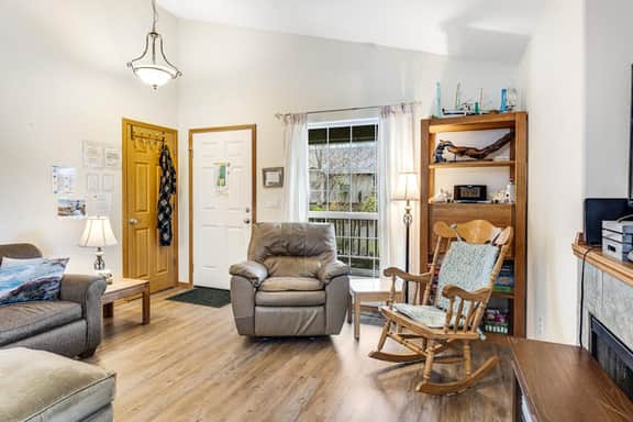 Dog Friendly Home Just a Half Mile Walk to the Beach and Heart of Town