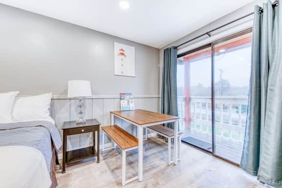 Dog Friendly Room with Kitchen Located Near the Beach and Downtown