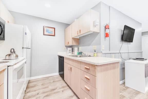Dog Friendly Room with Kitchen Located Near the Beach and Downtown
