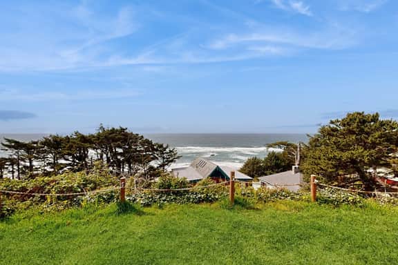Dog Friendly Studio with Ocean Views WiFi and Nearby Beach Access