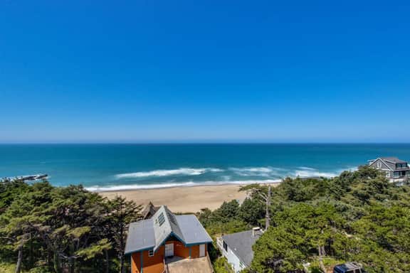 Dog Friendly Studio with Superb Ocean Views and Nearby Beach Access