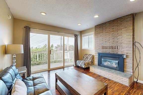Oceanview Condo with Easy Beach Access and Full Kitchen Dogs OK