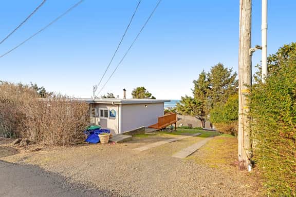 Cottage with wraparound deck and ocean views close to beach and town dog friendly