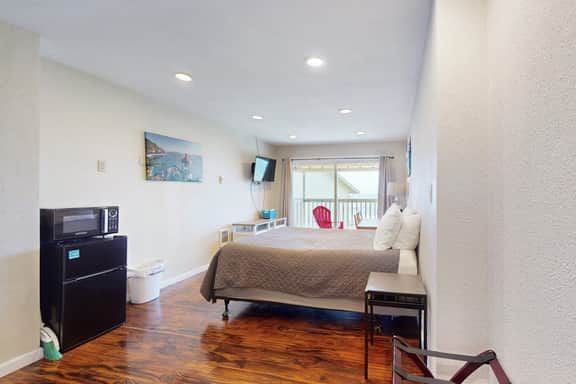 Dog Friendly Studio Condo with Ocean Views and Nearby Beach Access - Image 3