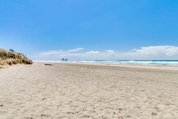 Dog Friendly Waterfront Condo with Ocean Views Moments From the Beach and Town