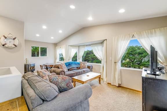 Dog friendly Home with Deck and Enclosed Yard Near Beach Access