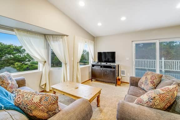 Dog friendly Home with Deck and Enclosed Yard Near Beach Access