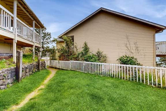 Cozy Coastal Condo with Ocean View Close to the Beach Dogs OK