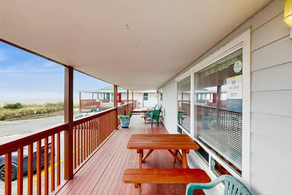 Dog Friendly Waterfront Condo with Ocean Views and Nearby Beach Access - Image 2