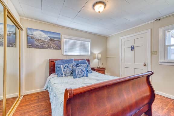 Dog Friendly Triplex 3 private apartments Easy Walk to the Beach and Town