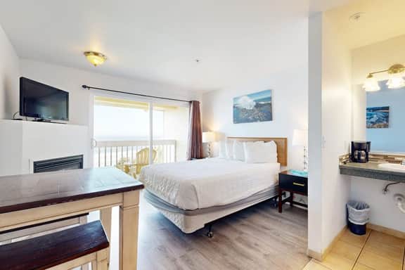 Upper Floor Oceanview Studio Perfect for Couples Free WiFi Dogs Allowed