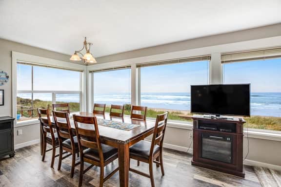 Oceanfront Dog Friendly Home with Free WiFi Perfect for a Family Beach Trip
