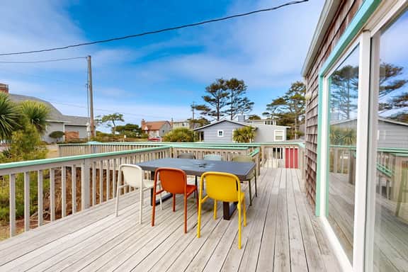 Mid century modern styled home with patio WiFi washer dryer walk to beach