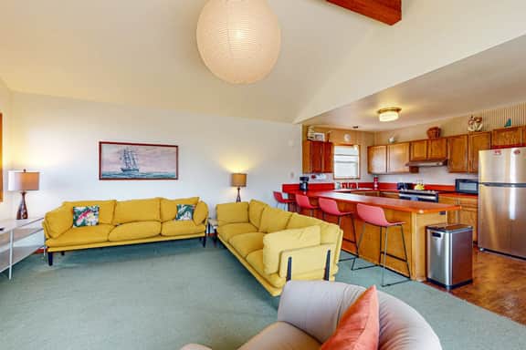 Mid century modern styled home with patio WiFi washer dryer walk to beach