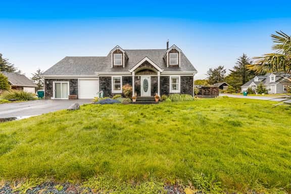 2 story home near the beach with private hot tub deck firetable and washer dryer