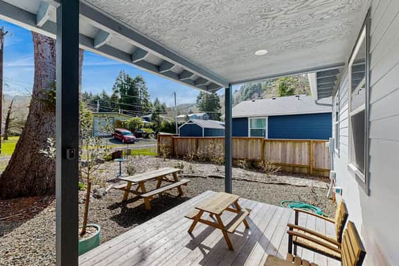 Charming coastal retreat near the beach with smart TV fireplace and games - Image 2