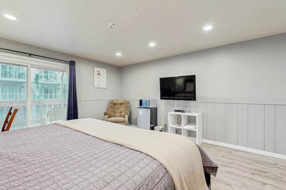 Inviting Room Blocks From the Beach and Downtown Dogs Welcome