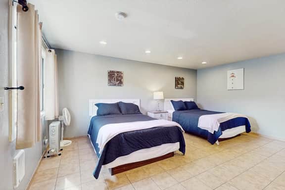 Peaceful Dog Friendly Room with Kitchenette Near the Beach and Downtown