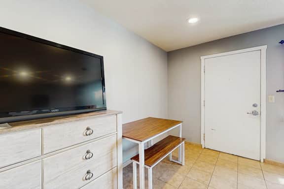 Peaceful Dog Friendly Room with Kitchenette Near the Beach and Downtown