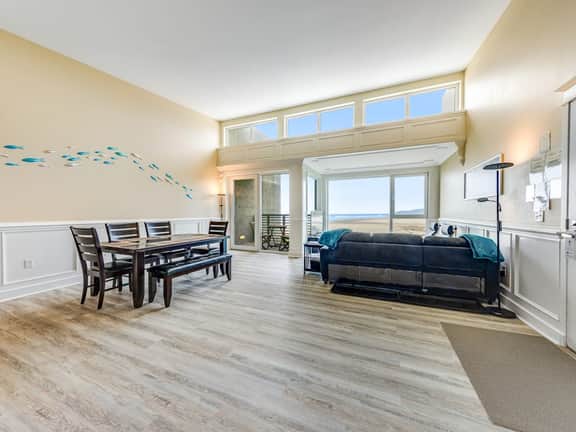 Elegant oceanfront condo with deck and extraordinary views dog friendly