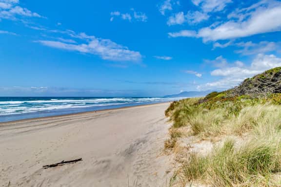 Modern Waterfront Condo Right on the Pacific Ocean Dogs Welcome