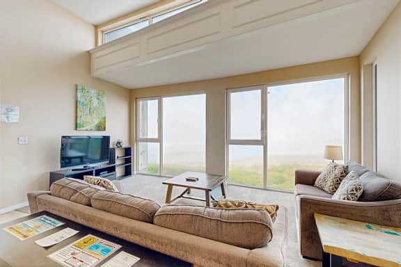 Modern Waterfront Condo Right on the Pacific Ocean Dogs Welcome