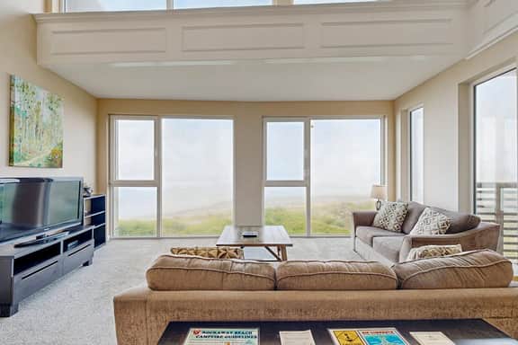 Modern Waterfront Condo Right on the Pacific Ocean Dogs Welcome