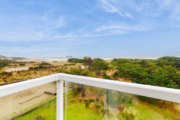 Luxurious Oceanfront House with Ocean Views and Beach Access Dogs OK