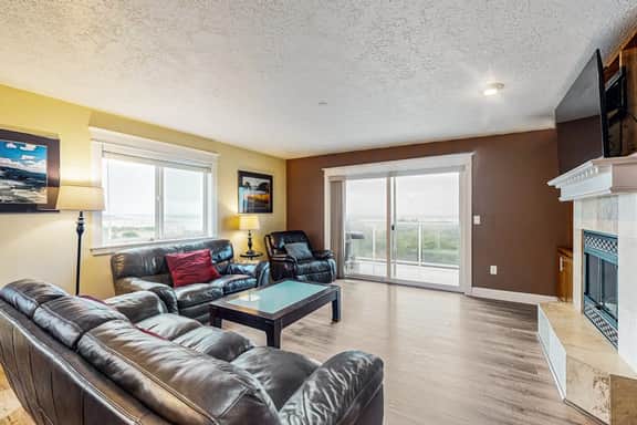 Luxurious Oceanfront House with Ocean Views and Beach Access Dogs OK